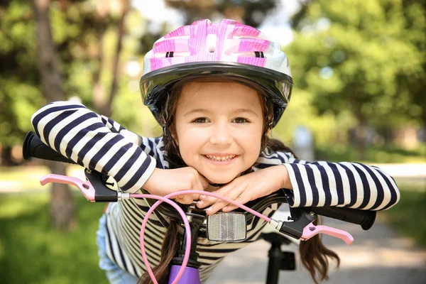 Schattig klein meisje met fiets — Stockfoto