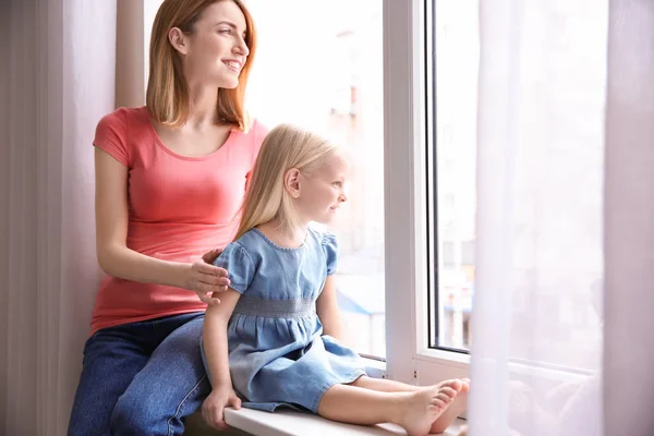 Beautiful mother and daughter — Stock Photo, Image