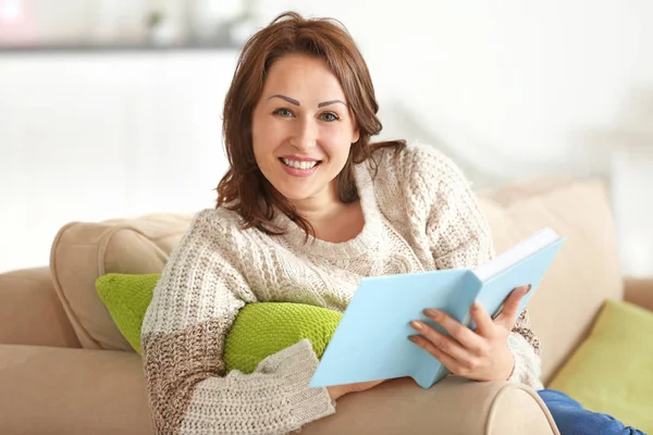 Mulher bonita livro de leitura — Fotografia de Stock