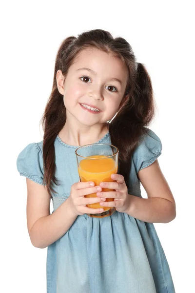 Söt liten flicka med glas juice — Stockfoto