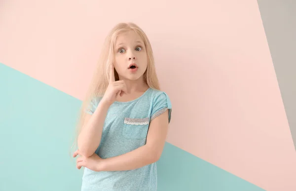 Menina engraçada bonito — Fotografia de Stock