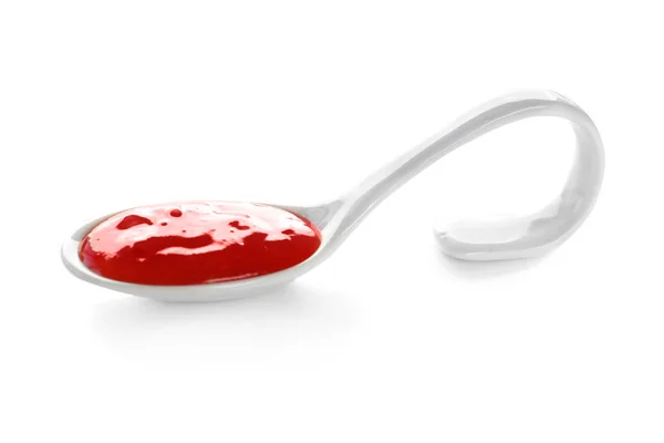 Molho de pimenta saborosa em colher no fundo branco — Fotografia de Stock