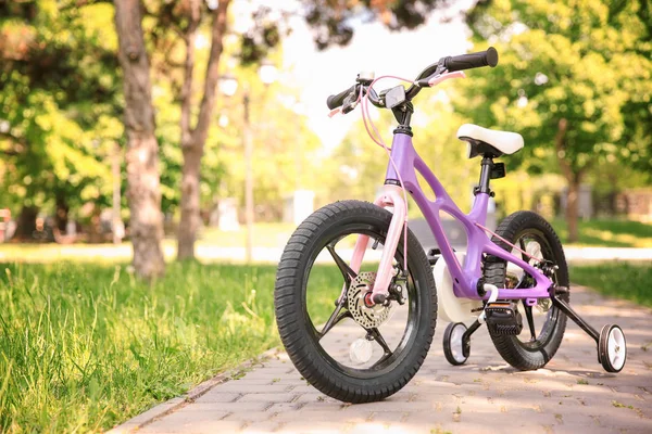 Moderne kinderfiets — Stockfoto