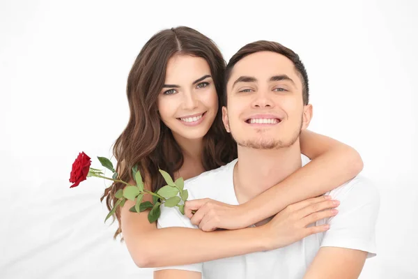 Casal bonito com rosa — Fotografia de Stock