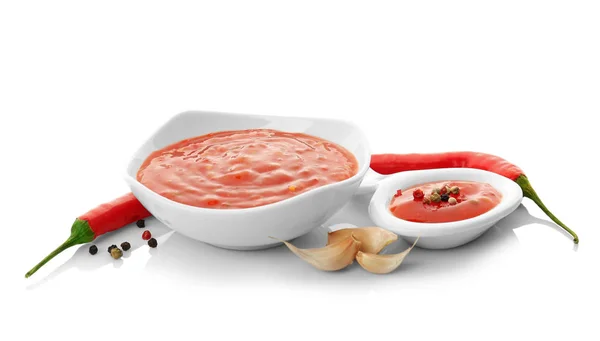 Sabrosa salsa de chile en un tazón sobre fondo blanco — Foto de Stock