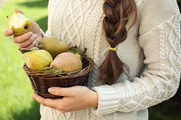 Woman holding basket of  pears — Stock Photo, Image