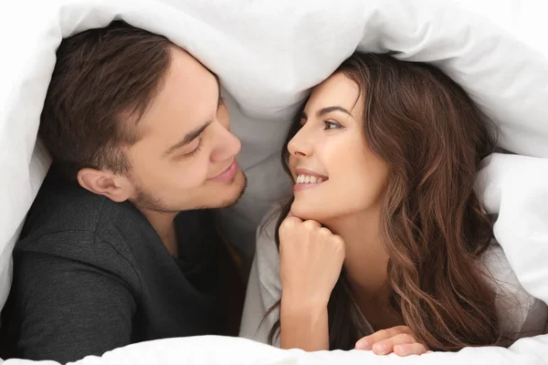 Jeune couple au lit — Photo
