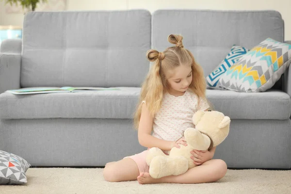 Küçük kız holding oyuncak ayı — Stok fotoğraf