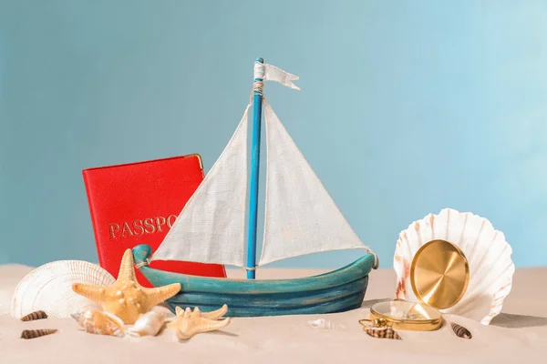 Compass and shells on sand — Stock Photo, Image