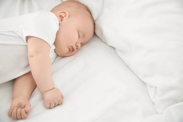 Niedliches kleines Baby schläft zu Hause auf dem Bett — Stockfoto