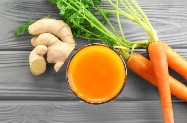 Glass of carrot juice with fresh ginger — Stock Photo, Image