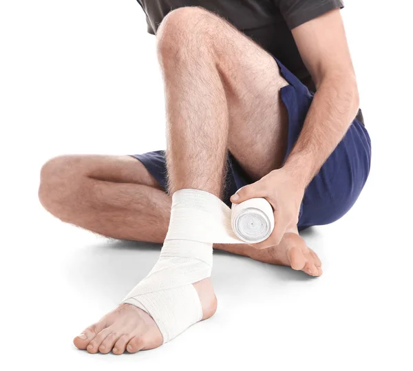 De toepassing bandage man op de been — Stockfoto