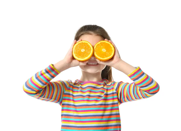 Ragazzina carina con metà di arancione — Foto Stock