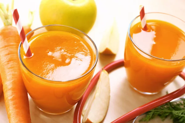 Очки морковного сока со свежим яблоком — стоковое фото