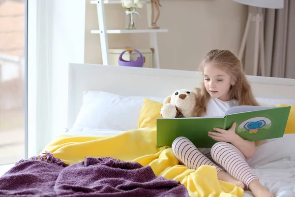 Pequeña niña lectura libro — Foto de Stock