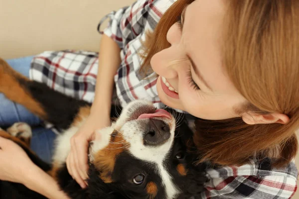 Genç kadın ile şirin komik köpek — Stok fotoğraf