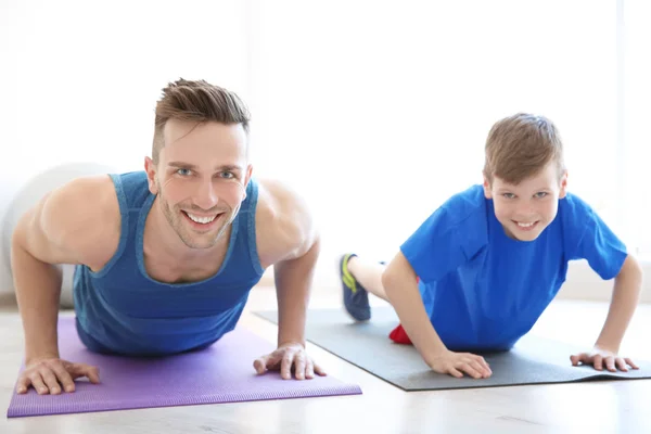 Papá y su hijo en el gimnasio —  Fotos de Stock