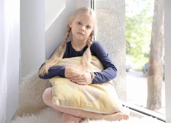 Menina triste bonito — Fotografia de Stock