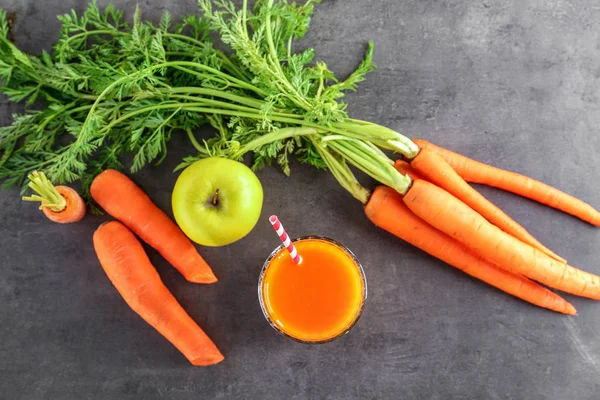 Juice with fresh carrot — Stock Photo, Image
