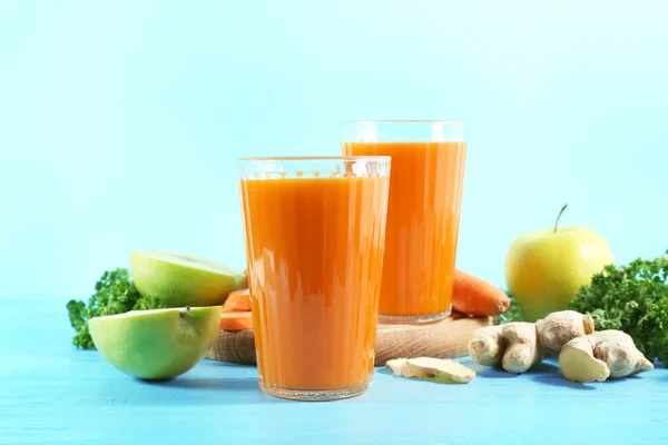 Bicchieri di succo di carota fresco — Foto Stock