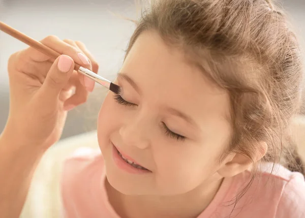 Kvinna att göra upp dotter — Stockfoto