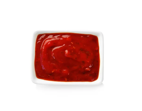 Savoureuse sauce chili dans un bol sur fond blanc — Photo