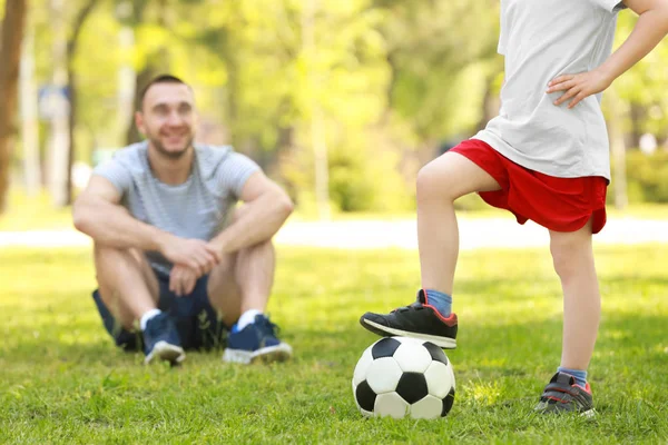 Niño pequeño con pelota de fútbol — Foto de Stock