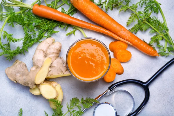 Стакан морковного сока со свежим имбирем — стоковое фото