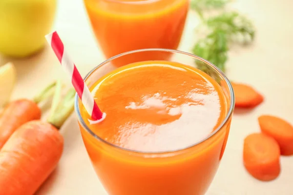 Vidro de suco de cenoura — Fotografia de Stock