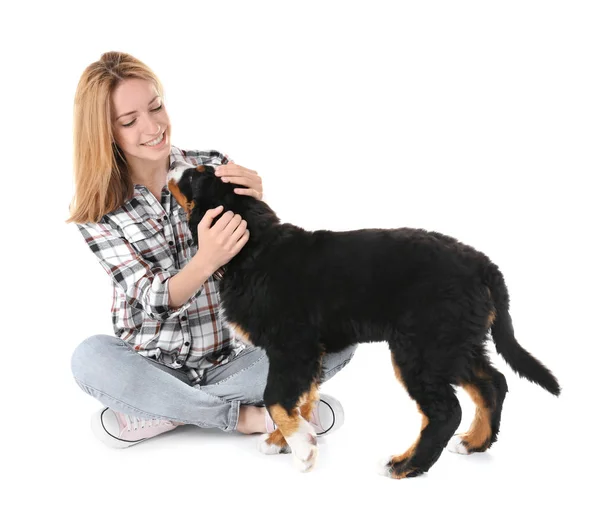 Молодая женщина с симпатичной собакой — стоковое фото
