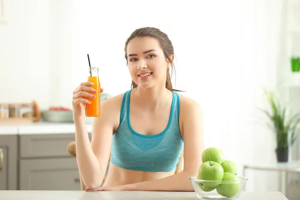 Hermosa joven mujer — Foto de Stock