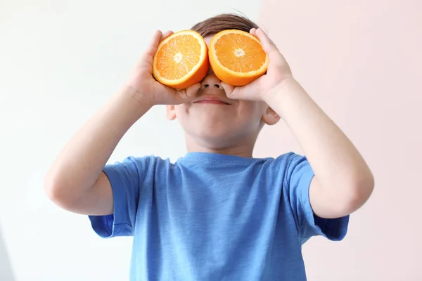 Bambino con metà di arancione — Foto Stock
