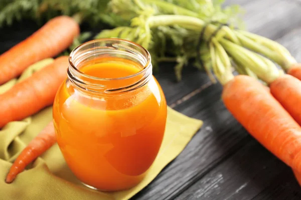 Saft mit frischen Karotten — Stockfoto