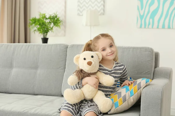 Kleines Mädchen sitzt mit Teddybär — Stockfoto