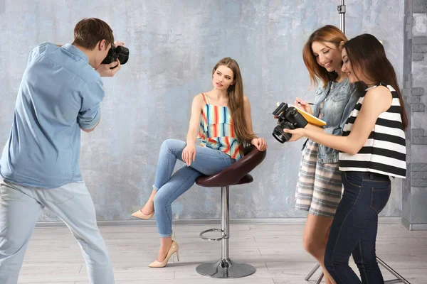 Group of students taking photo of model — Stock Photo, Image