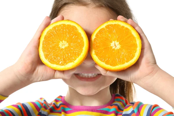 Söt liten flicka med halvorna av orange — Stockfoto