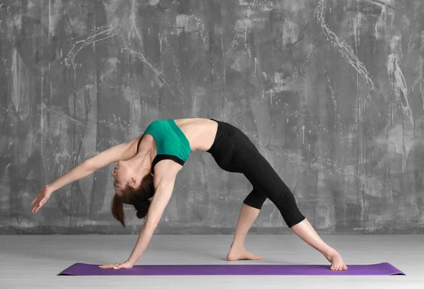 Mujer practicando yoga — Foto de Stock