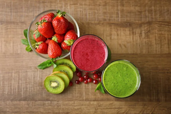 Kivi ve tablo üzerinde meyveleri taze yoğurt smoothies — Stok fotoğraf