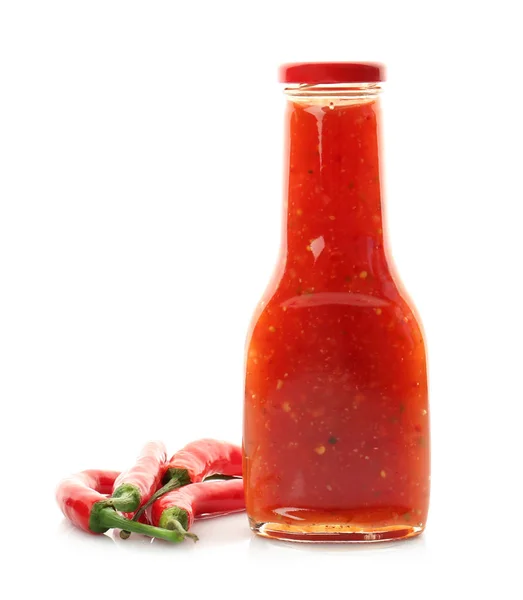 Flaska med smakrik chili sås på vit bakgrund — Stockfoto