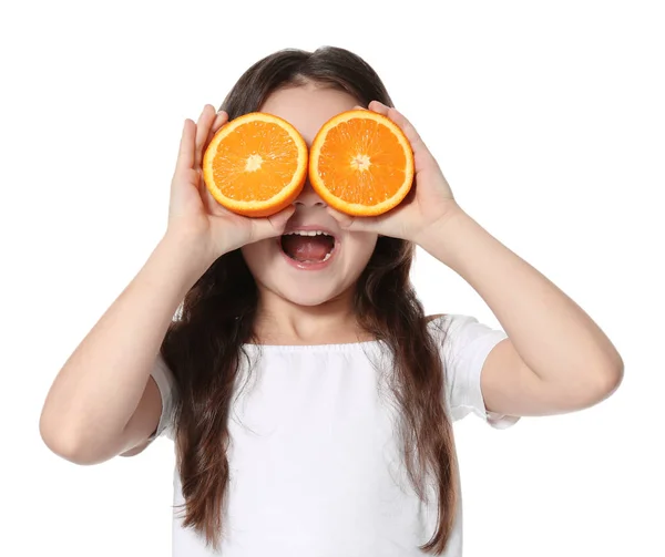 Linda niña con mitades de naranja — Foto de Stock