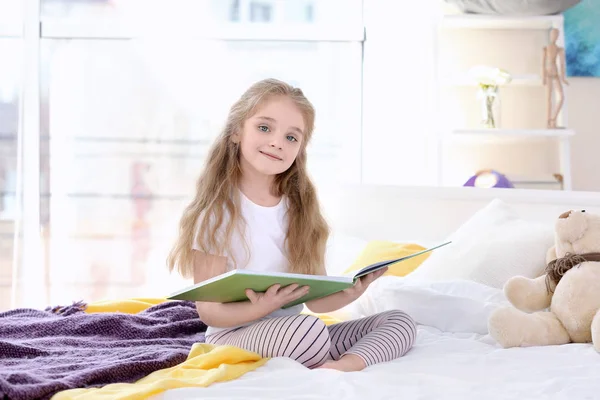 Pequeña niña sosteniendo libro — Foto de Stock