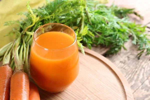 Vaso de jugo de zanahoria fresca — Foto de Stock