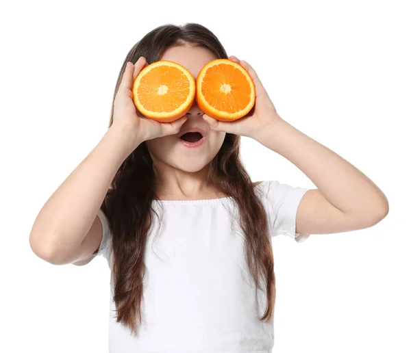 Söt liten flicka med halvorna av orange — Stockfoto