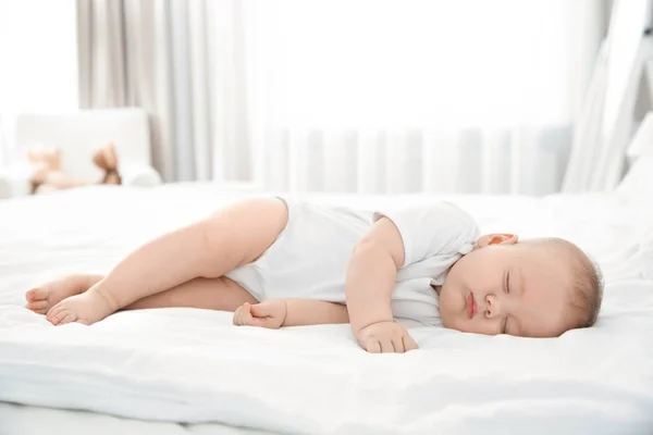 かわいい赤ちゃんは家で寝る — ストック写真