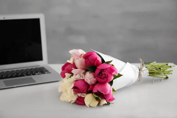 Bukett med vackra pion blommor på träbord — Stockfoto