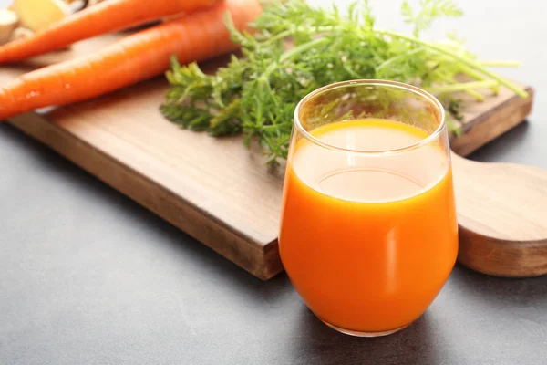 Juice och färsk morot — Stockfoto