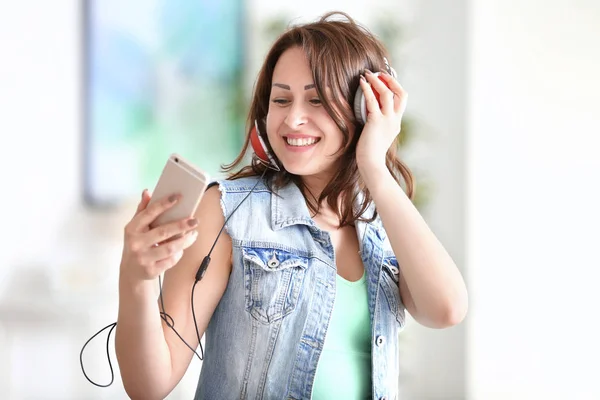 Hermosa mujer escuchando música —  Fotos de Stock