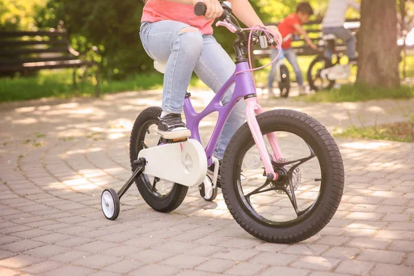 Kind fährt Fahrrad — Stockfoto