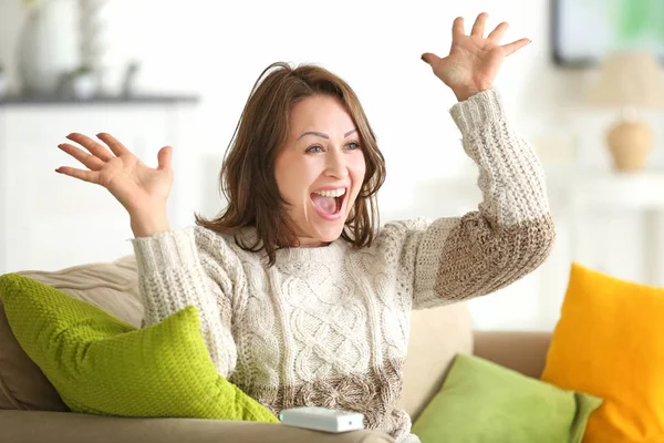 Schöne Frau vor dem Fernseher — Stockfoto