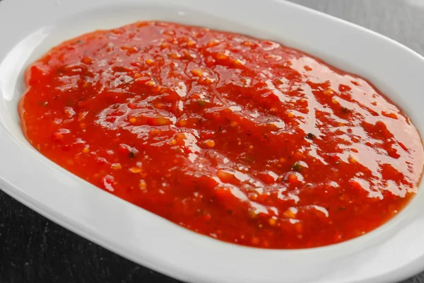 Lekkere chili saus in plaat, close-up — Stockfoto